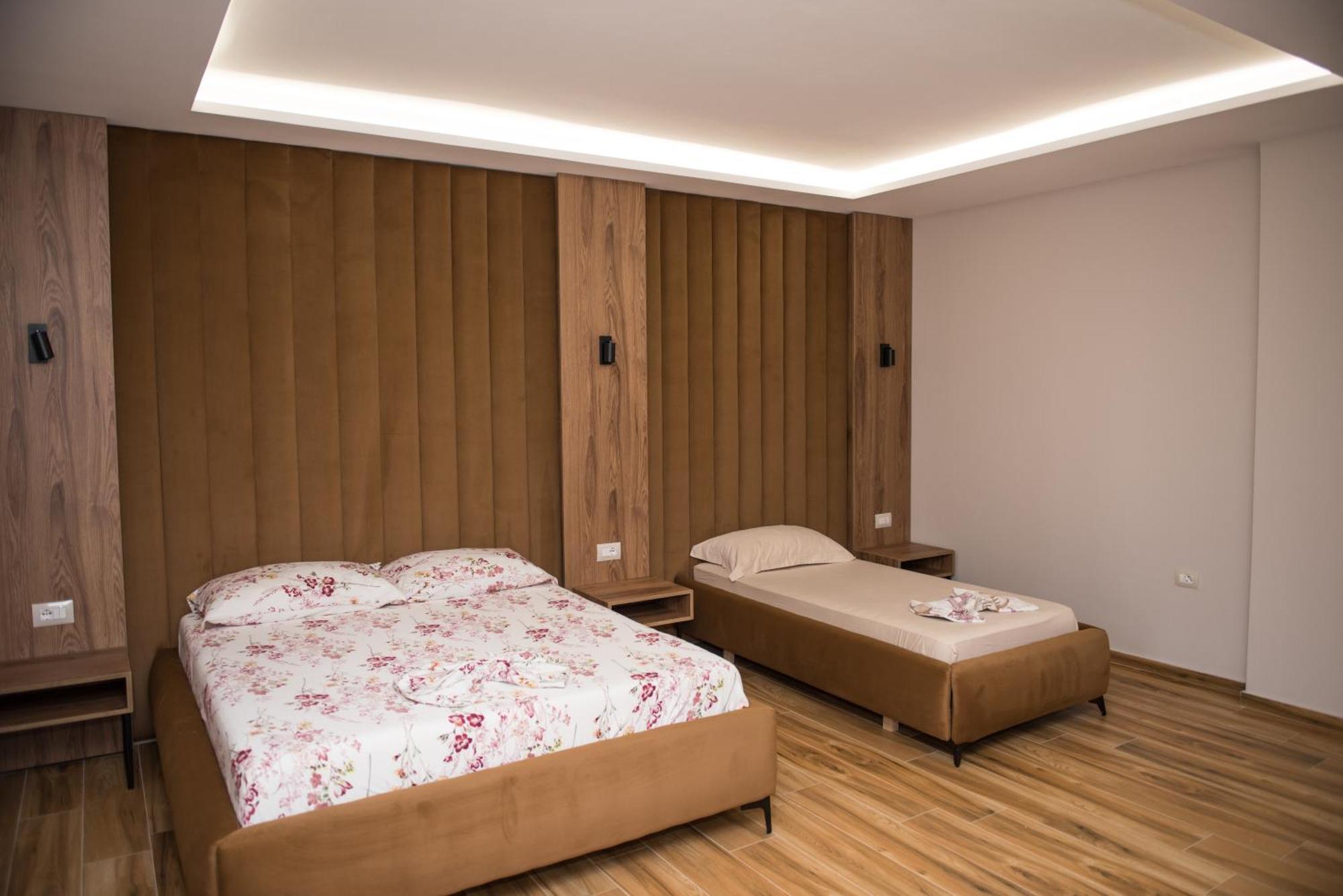 Donantelo Hotel Vlore Vlorë Esterno foto