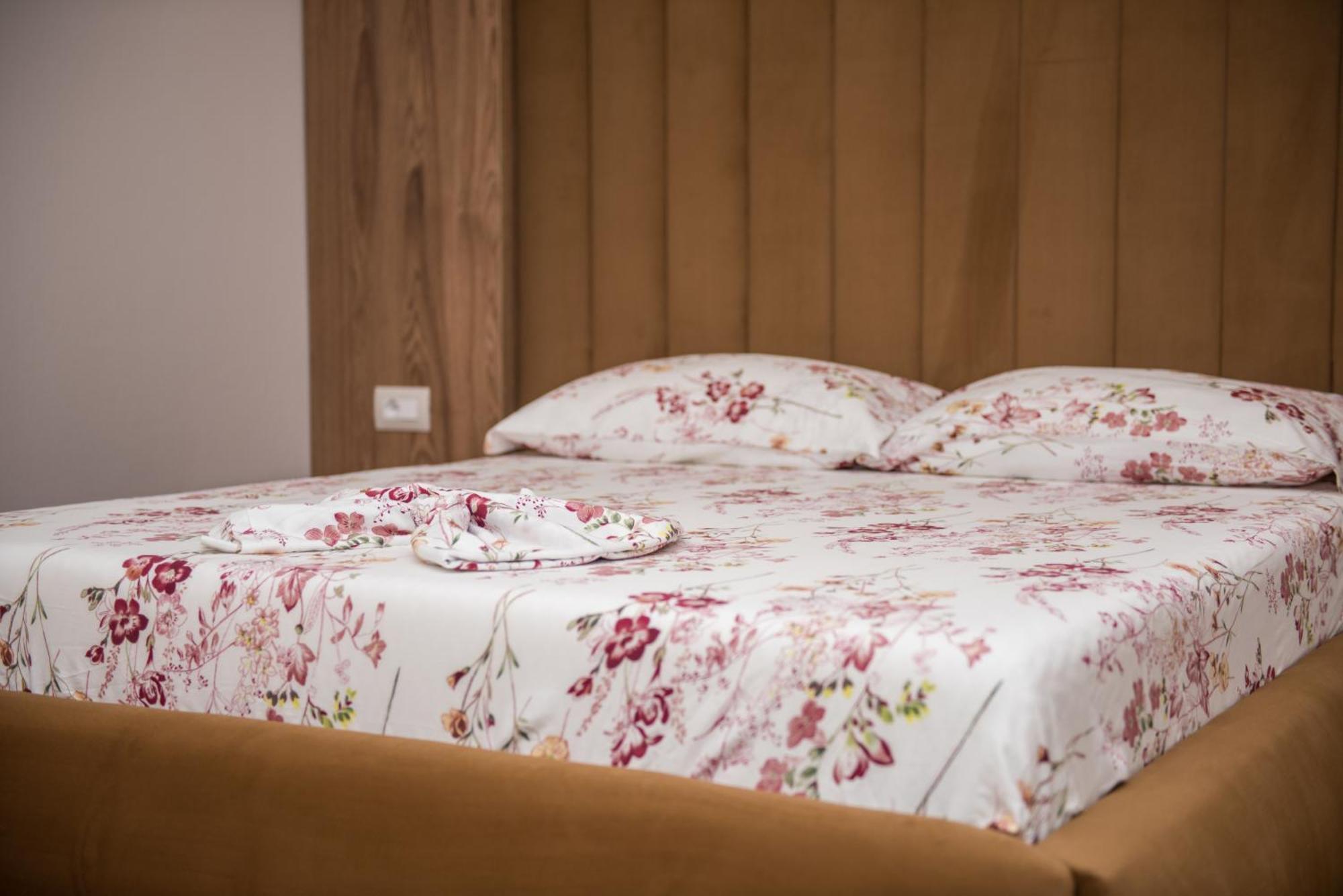 Donantelo Hotel Vlore Vlorë Esterno foto