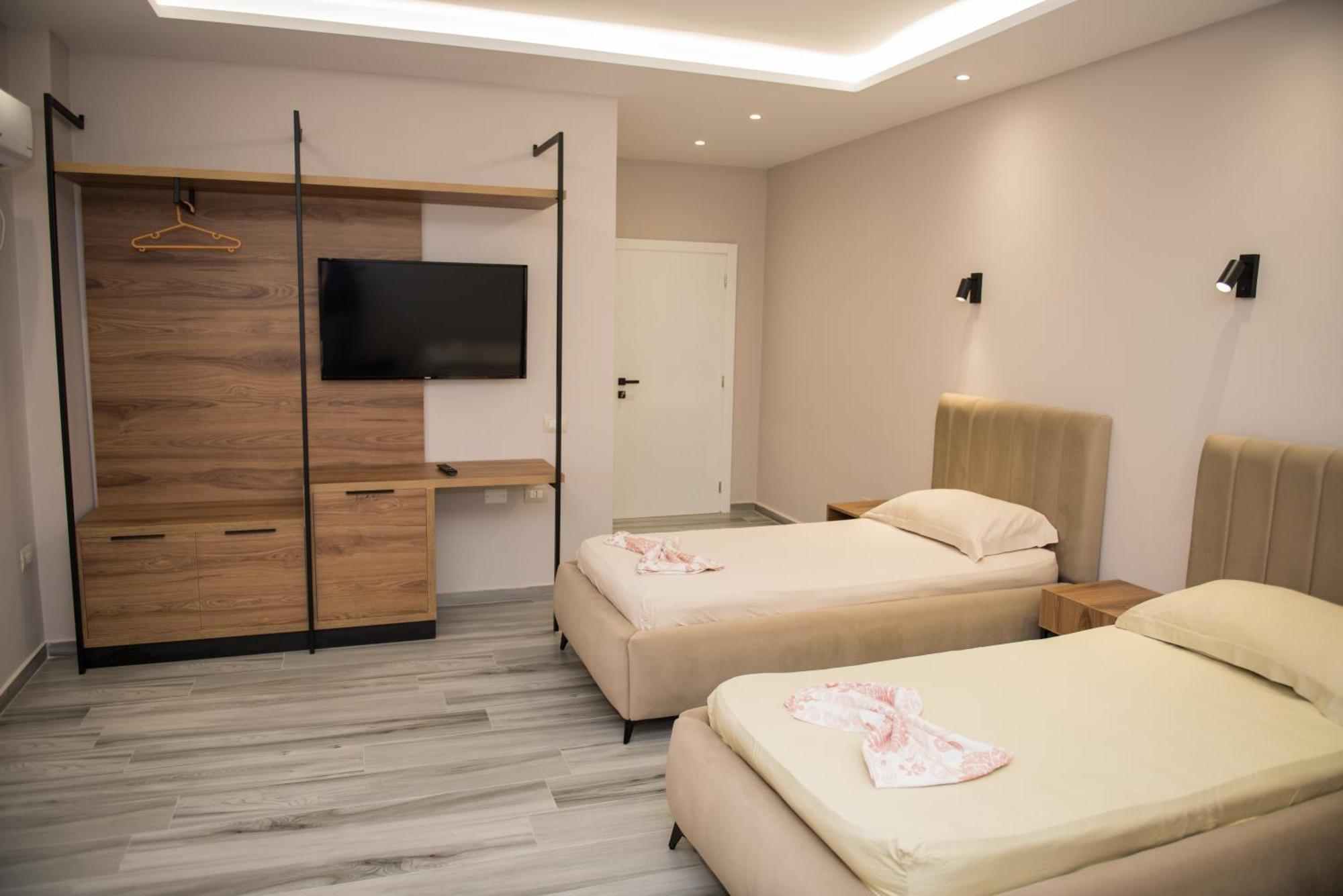 Donantelo Hotel Vlore Vlorë Esterno foto