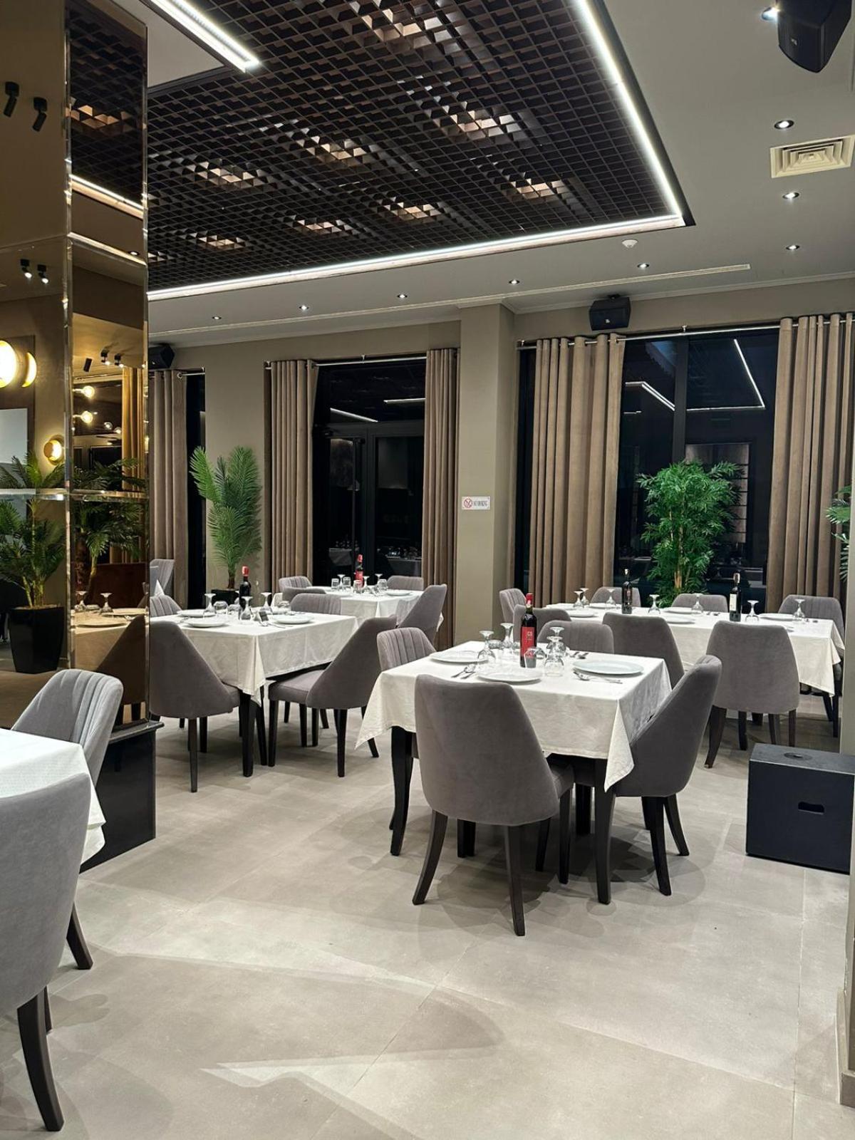 Donantelo Hotel Vlore Vlorë Esterno foto